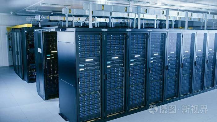 使用多排完全可运行的服务器机架拍摄数据中心现代电信云计算人工智能